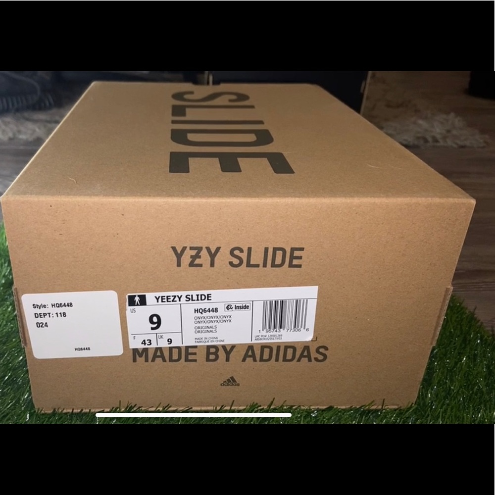 Yeezy Slides ‘Onyx’ - Picture 4 of 4